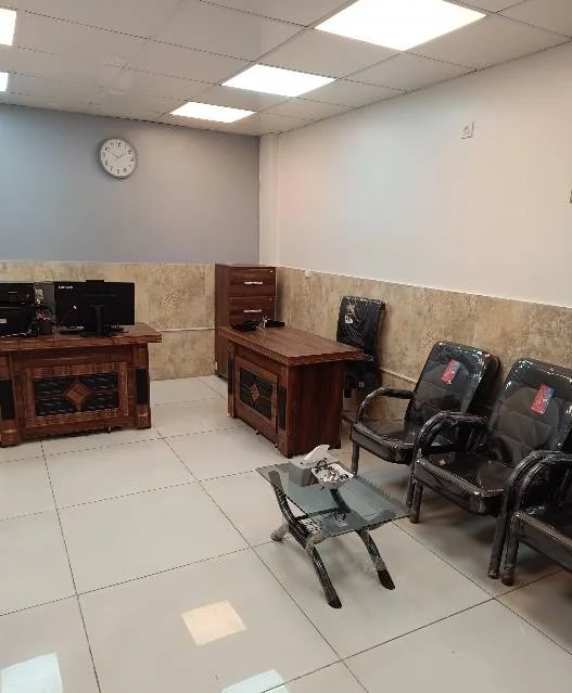 اتاق کار و فضای پذیرش دارالترجمه رسمی سودمند در مجتمع پردیسان